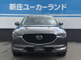 凛とした表情のフロントマスクが、自信に満ちた走りを感じさせます。The dignified front face inspires confident driving.