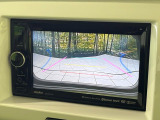 【バックカメラ】駐車時に後方がリアルタイム映像で確認できます。大型商業施設や立体駐車場での駐車時や、夜間のバック時に大活躍!運転スキルに関わらず、今や必須となった装備のひとつです!