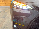 【LEDヘッドライト】悪天候や夜間走行時も良好な視界を確保し安心して運転できる高輝度LEDヘッドライトを装備!点灯速度が早く、消費電力も抑えられています。