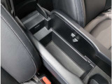 サングラスや充電器などを入れておくのに、丁度いいサイズ感の収納スペースとなっています♪