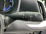 レバー上のマークで各機能を確認しやすく、運転席から手元の操作部を見分けやすい配置です。ステアリング近くにまとまり、走行中も扱いやすい装備です。