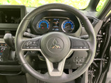 手元に複数のスイッチがまとまり、運転姿勢を大きく崩さずに各種機能へアクセスしやすい構成です。メーターとの位置関係も自然で、日々の運転時に扱いやすさを感じていただけます。
