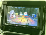テレビ映像を画面で楽しめる装備です。お車を停車した状態で、待ち時間や休憩中に番組を視聴でき、車内で過ごす時間をより快適にしてくれます。画面表示も見やすく、操作しやすい印象です。