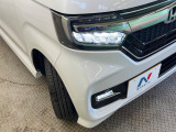 【LEDヘッドライト】悪天候や夜間走行時も良好な視界を確保し安心して運転できる高輝度LEDヘッドライトを装備!点灯速度が早く、消費電力も抑えられています。