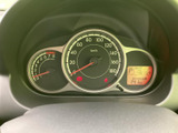 速度やエンジン回転数などの情報が見やすく配置され、運転中に必要な状況を確認しやすいメーターです。中央に大きな表示があり、日常の運転をサポートする分かりやすい計器まわりです。