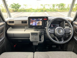 運転席まわりは視界が広く、前方や左右の確認がしやすいレイアウトです。シートとドアまわりは落ち着いた色調でまとまり、各席の様子も見渡しやすいため、日々の移動を快適に過ごせます。