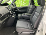 前席は視界を確保しやすい開放的なレイアウトで、運転席から周囲を見渡しやすい印象です。座面と背もたれにゆとりがあり、落ち着いた色合いの室内で、長時間の移動にも心地よくお使いいただけます。