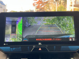 後方の映像に加えて車両周囲を確認できる表示があり、駐車時の状況把握を助けます。画面内のガイド線も目安として使え、周囲に気を配りながら操作できます。