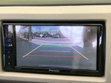 駐車時には後方の様子を画面で確認でき、ガイドラインも表示されるため、車庫入れや狭い場所での切り返しをサポート。画面表示を活用して、日常の駐車を落ち着いて行えます。