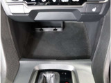 下からお手持ちのケーブルなどを通して、そのケーブルを固定できる台とスマートフォンなどを置いておけますスペースがございます。