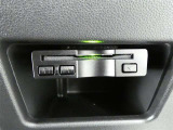 バックガイドモニター付き。車両後方の映像をナビ画面に表示し、駐車などの後退操作をサポートします。