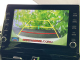 後方の映像にガイド線が表示され、駐車時に周囲との距離感を確認しやすい仕様です。目視での確認と合わせて、車庫入れをサポートします。