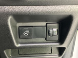 運転席側に、ステアリング関連や照明調整に関するスイッチをまとめています。表示と操作部が近く、必要な設定を確認しながら扱いやすい配置です。