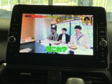 テレビ映像を画面に表示でき、停車中の休憩時間に番組を視聴できます。画面上で映像を確認できるため、車内で過ごすひとときの楽しみが広がります。