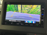 【バックカメラ】駐車時に後方がリアルタイム映像で確認できます。大型商業施設や立体駐車場での駐車時や、夜間のバック時に大活躍!運転スキルに関わらず、今や必須となった装備のひとつです!