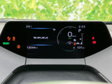 速度やシフト位置、警告灯などの情報が集約され、運転中に必要な表示を確認しやすいレイアウトです。表示内容をひと目で把握しやすく、走行前の確認や日々の運転を支えます。