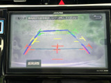 後方の様子を画面で確認しながら駐車をサポートします。目安となるガイド線も表示されるため、車庫入れや駐車スペースへの切り返しなど、周囲を確かめたい場面で役立ちます。