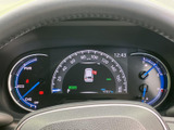 速度や燃料残量など、運転に必要な情報がひと目で確認しやすい配置です。中央の表示部でも車両情報を把握でき、走行中の状況確認をサポートします。