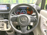 インテリアに合わせたデザインのステアリングは、運転される方のことも考え、運転しやすい形状、大きさです。是非一度、実際に触ってお確かめください。