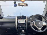 運転席から前方を見渡しやすい視界で、メーターやセンターパネルも手元にまとまっています。黒を基調とした落ち着いた空間に、ゆったり座れるシートを備えた前席です。