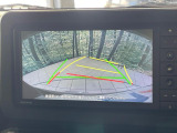 【バックカメラ】駐車時に後方がリアルタイム映像で確認できます。大型商業施設や立体駐車場での駐車時や、夜間のバック時に大活躍!運転スキルに関わらず、今や必須となった装備のひとつです!