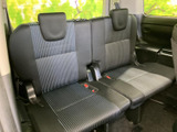 三列目は横並びの座席にヘッドレストを備え、複数人で乗車する際に活用できます。窓から外の様子を確認でき、後席の同乗者にも落ち着いて過ごせる空間が広がります。