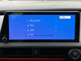 Bluetooth、FM、AM、TVなどの音源が画面に一覧表示され、選択肢を確認しやすい構成です。聴きたい音源を選びやすく、通勤や日々のお出かけをお好みの音楽とともに楽しめます。