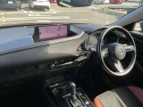 ドライバーが心に余裕をもって運転に集中できること、助手席や後席からもすっきりと前を見通せる空間の起点となり、全員が安心してドライブを楽しめることをモットーにシンプルなレイアウトとなっています。