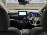 前席側から見渡せる室内は、運転席まわりと助手席の配置がすっきりしています。フロントガラスからの視界が広く、後席の方とも会話しやすい距離感です。
