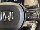 CVT車のセレクトレバーです。低速から高速まで、変速ショックのないスムーズな走りと、エンジン効率のよい領域を維持して燃費にも貢献します。サイドブレーキはスイッチ操作の電子制御パーキングブレーキです。