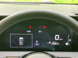 速度やシフト位置、航続可能距離などの情報が表示され、運転に必要な状況をひと目で確認しやすいメーターです。表示がまとまっていて視線の移動を抑えやすく、日々の運転を支えてくれます。