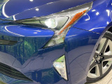 【LEDヘッドライト】悪天候や夜間走行時も良好な視界を確保し安心して運転できる高輝度LEDヘッドライトを装備!点灯速度が早く、消費電力も抑えられています。