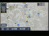 道路や周辺施設が画面に見やすく表示され、現在地を確認しながら目的地までの道のりを把握できます。地図の拡大縮小や表示変更にも対応し、行き先の確認に便利です。
