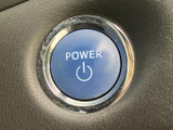 電源スイッチが手の届きやすい位置に設けられ、表示も大きく確認しやすいデザインです。日常の乗車時に使うスイッチ類を見つけやすく、車内での操作を支えます。