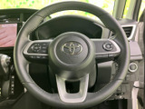 手元には複数のスイッチが配置され、運転姿勢を大きく変えずに各種機能へアクセスしやすい設計です。メーターや前方を見ながら扱いやすく、日常の運転を支えます。