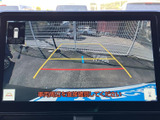 後方の映像にガイドラインが表示され、駐車時の位置合わせに役立ちます。画面左上には車両周辺の表示もあり、後退時に周囲を確認しながら操作できます。