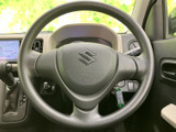 握りやすい形状のステアリングを採用し、運転姿勢を整えやすいレイアウトです。メーターやナビ画面も視線の先に収まり、前方確認を中心に必要な情報を確かめやすい環境です。