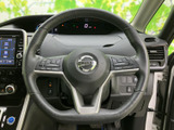 ステアリングには複数のスイッチがまとまり、運転姿勢を保ちながら車両の各種機能を扱いやすいレイアウトです。メーターやナビ画面とあわせて、必要な情報や設定を確認しやすい運転席まわりです。