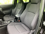 前席は座面と背もたれにゆとりがあり、運転席・助手席それぞれ落ち着いて座れます。視界を確保しやすい運転席まわりで、日々の運転も快適にお使いいただけます。