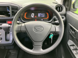 メーターを見渡しやすい位置にまとまり、運転中も視線移動を抑えやすい配置です。手元には各種スイッチも備わり、毎日の運転をサポートします。