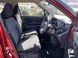 前席は運転席と助手席が並び、落ち着いた色合いのシートが車内にまとまりを与えています。窓から外の様子を確認しやすく、乗り降りの際もゆとりを感じられる空間です。