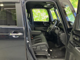 運転席まわりは前方を見渡しやすく、シートや足元にもゆとりを感じる空間です。乗り降りしやすい開口部で、日々の通勤やお出かけにも使いやすい室内となっています。