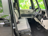 明るい色合いのシートと大きな窓により、運転席まわりは開放感のある空間です。前方の見通しも確保しやすく、座ったときに周囲を見渡しやすい印象です。