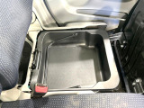 【シートアンダーボックス】シートの下に大容量の収納スペースが備わっており、靴や洗車グッズなど、外から見られたくないものをすっきり収納できて便利!