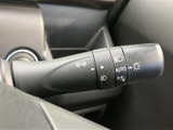 レバーには操作内容を示す表示が見やすく配され、運転席から確認しやすい設計です。走行中にも手元で操作に迷いにくく、日常の運転をサポートする扱いやすい装備としてお使いいただけます。