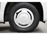 純正のホイールカバーが足元を飾ります!タイヤサイズは145/80R12になります。