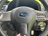 手になじみやすい形状で、運転姿勢を保ちながら握りやすいステアリングです。手元には各種スイッチが配置され、視線を大きく移さずに扱いやすいのも便利。運転中の操作をサポートし、日常の移動を快適にします。