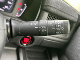 レバー上の表示が見やすく、方向指示やライト関連の操作を確認しやすい仕様です。運転席から手を伸ばしやすい位置にあり、日常の運転時も迷いにくくお使いいただけます。