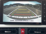後方の映像にガイドラインが表示され、駐車時に周囲との距離感をつかむ目安として役立ちます。車庫入れや後退時の確認をサポートする便利な装備です。