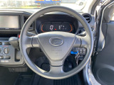 握りやすい形状で、運転中も自然な姿勢でハンドルを操作できます。中央にエアバッグ表記があり、手元にはスイッチ類を備えた配置。前方を見ながら扱いやすく、日々の運転をサポートする装備です。